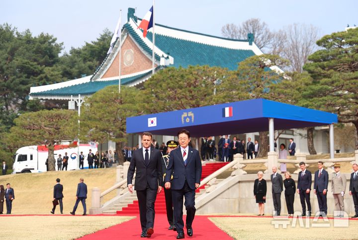 [서울=뉴시스] 고범준 기자 = 이재명 대통령과 에마뉘엘 마크롱 프랑스 대통령이 3일 청와대에서 열린 공식환영식에서 이동하고 있다. 2026.04.03. bjko@newsis.com