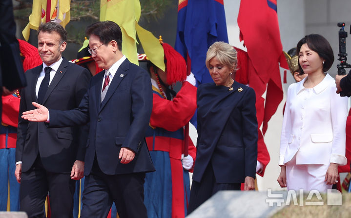 [서울=뉴시스] 고범준 기자 = 이재명 대통령과 에마뉘엘 마크롱 프랑스 대통령이 3일 청와대에서 열린 공식환영식에 입장하고 있다. 왼쪽부터 마크롱 대통령, 이 대통령, 브리지트 여사, 김혜경 여사. 2026.04.03. bjko@newsis.com