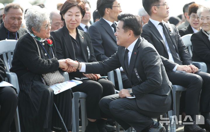 [제주=뉴시스] 우장호 기자 = 오영훈 제주도지사가 3일 오전 제주시 봉개동 제주4·3평화공원 제78주년 제주 4·3 희생자 추념식장에서 생존 유족과 인사하고 있다. 2026.04.03. woo1223@newsis.com