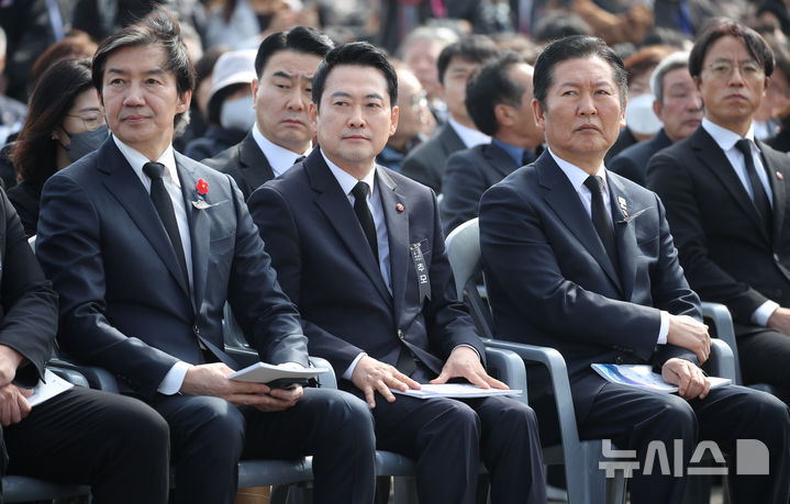 [제주=뉴시스] 우장호 기자 = 3일 오전 제주시 봉개동 제주4·3평화공원에서 열린 제78주년 제주 4·3 희생자 추념식장에 정당 대표들이 앉아 있다. 왼쪽부터 조국 조국혁신당 대표, 장동혁 국민의힘 대표, 정청래 더불어민주당 대표. 2026.04.03. woo1223@newsis.com