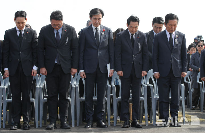 [제주=뉴시스] 우장호 기자 = 3일 오전 제주시 봉개동 제주4·3평화공원 에서 제78주년 제주 4·3 희생자 추념식이 거행되고 있다. 왼쪽부터 김한규 더불어민주당 제주도당위원장, 천아람 개혁신당 원내대표, 조국 조국혁신당 대표, 장동혁 국민의힘 대표, 정청래 더불어민주당 대표. 2026.04.03. woo1223@newsis.com