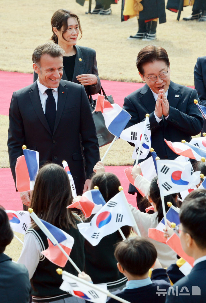 [서울=뉴시스] 고범준 기자 = 이재명 대통령과 에마뉘엘 마크롱 프랑스 대통령이 3일 청와대에서 열린 공식환영식에서 어린이들과 인사하고 있다. 2026.04.03. bjko@newsis.com