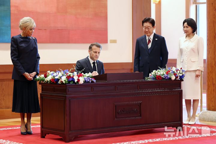 [서울=뉴시스] 고범준 기자 = 에마뉘엘 마크롱 프랑스 대통령이 3일 청와대에서 이재명 대통령과 한-프랑스 정상회담에 앞서 방명록에 서명하고 있다. 2026.04.03. bjko@newsis.com