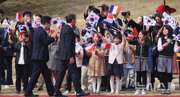 [서울=뉴시스] 고범준 기자 = 이재명 대통령과 에마뉘엘 마크롱 프랑스 대통령이 3일 청와대에서 열린 공식환영식에서 환영을 받고 있다. 2026.04.03. bjko@newsis.com