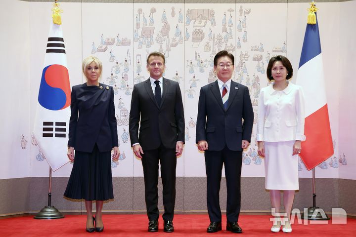 [서울=뉴시스] 고범준 기자 = 이재명 대통령과 에마뉘엘 마크롱 프랑스 대통령이 3일 청와대에서 열린 한-프랑스 정상회담에 앞서 기념촬영을 하고 있다. 왼쪽부터 브리지트 여사, 마크롱 대통령, 이 대통령, 김혜경 여사. 2026.04.03. bjko@newsis.com