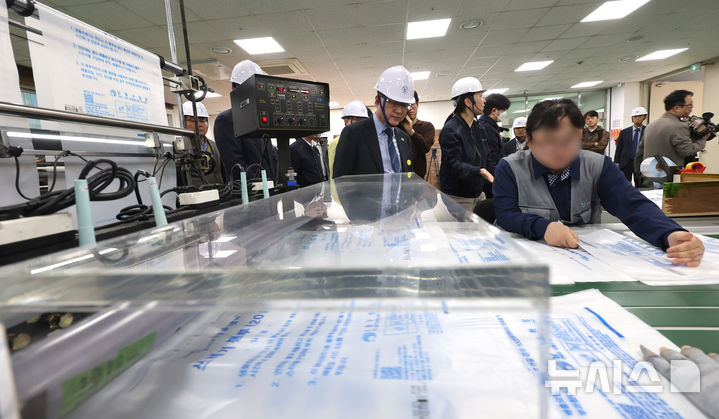 [인천=뉴시스] 전진환 기자 = 중동 전쟁 장기화 여파로 비닐 원료 일부 수급 차질이 우려되는 가운데, 김성환 기후에너지환경부 장관이 3일 오전 종량제봉투를 생산하는 인천 서구의 장애인 직업재활시설을 찾아 생산현장 점검을 하고 있다. 2026.04.03. amin2@newsis.com