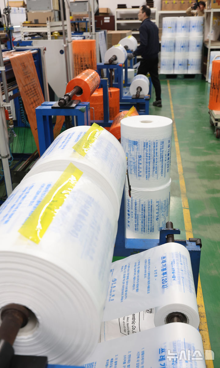 [인천=뉴시스] 전진환 기자 = 중동 전쟁 장기화 여파로 비닐 원료 일부 수급 차질이 우려되는 가운데 3일 오전 인천 서구의 장애인 직업재활시설에서 종량제봉투를 생산하고 있다. 2026.04.03. amin2@newsis.com