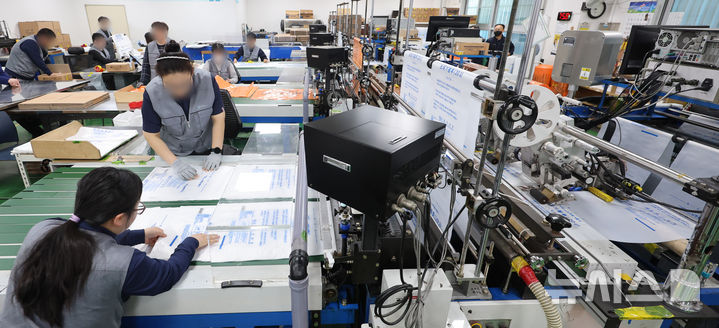 [인천=뉴시스] 전진환 기자 = 중동 전쟁 장기화 여파로 비닐 원료 일부 수급 차질이 우려되는 가운데 3일 오전 인천 서구의 장애인 직업재활시설에서 종량제봉투를 생산하고 있다. 2026.04.03. amin2@newsis.com