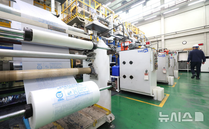 [인천=뉴시스] 전진환 기자 = 중동 전쟁 장기화 여파로 비닐 원료 일부 수급 차질이 우려되는 가운데 3일 오전 인천 서구의 장애인 직업재활시설에서 종량제봉투를 생산하고 있다. 2026.04.03. amin2@newsis.com