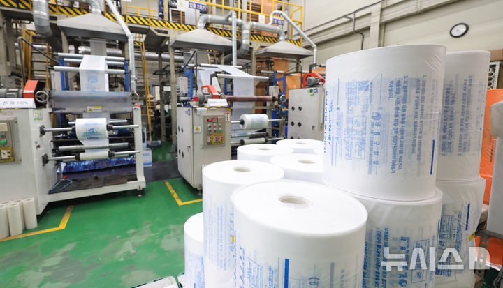 [인천=뉴시스] 전진환 기자 = 중동 전쟁 장기화 여파로 비닐 원료 일부 수급 차질이 우려되는 가운데 3일 오전 인천 서구의 장애인 직업재활시설에서 종량제봉투를 생산하고 있다. 2026.04.03. amin2@newsis.com