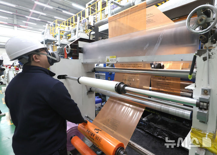 [인천=뉴시스] 전진환 기자 = 중동 전쟁 장기화 여파로 비닐 원료 일부 수급 차질이 우려되는 가운데 3일 오전 인천 서구의 장애인 직업재활시설에서 종량제봉투를 생산하고 있다. 2026.04.03. amin2@newsis.com