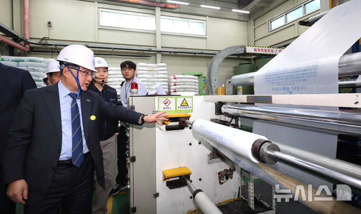 [인천=뉴시스] 전진환 기자 = 중동 전쟁 장기화 여파로 비닐 원료 일부 수급 차질이 우려되는 가운데, 김성환 기후에너지환경부 장관이 3일 오전 종량제봉투를 생산하는 인천 서구의 장애인 직업재활시설을 찾아 생산현장 점검을 하고 있다. 2026.04.03. amin2@newsis.com