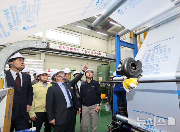 [인천=뉴시스] 전진환 기자 = 중동 전쟁 장기화 여파로 비닐 원료 일부 수급 차질이 우려되는 가운데, 김성환 기후에너지환경부 장관이 3일 오전 종량제봉투를 생산하는 인천 서구의 장애인 직업재활시설을 찾아 생산현장 점검을 하고 있다. 2026.04.03. amin2@newsis.com