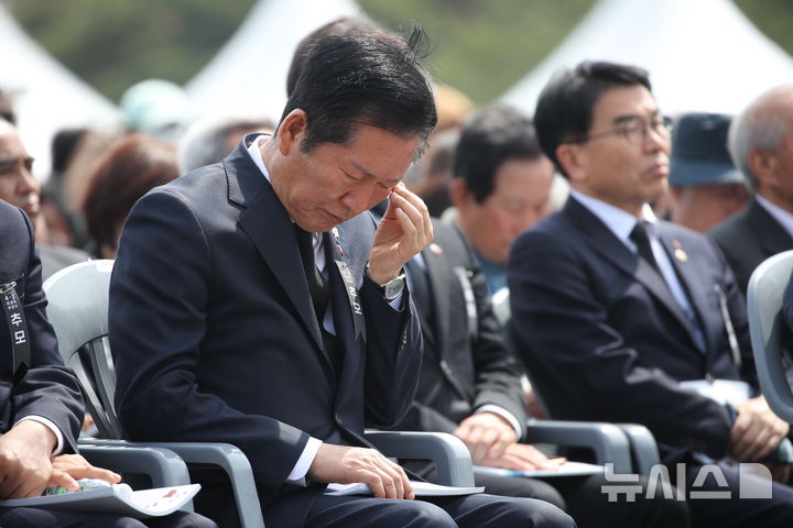 [제주=뉴시스] 우장호 기자 = 정청래 더불어민주당 대표가 3일 오전 제주시 봉개동 제주4·3평화공원에서 열린 제78주년 제주 4·3 희생자 추념식장에서 유족 사연을 듣던 중 눈물을 흘리고 있다. 2026.04.03. woo1223@newsis.com