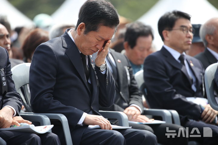 눈물 흘리는 정청래 대표