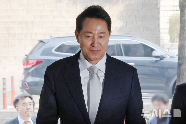 [서울=뉴시스] 조성우 기자 = 오세훈 서울시장이 3일 오전 서울 서초구 서울중앙지방법원에서 열린 여론조사비 대납 의혹 관련 5차 공판에 출석하고 있다. 2026.04.03. xconfind@newsis.com
