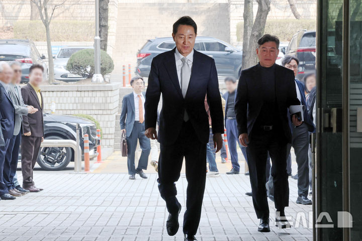 [서울=뉴시스] 조성우 기자 = 오세훈 서울시장이 3일 오전 서울 서초구 서울중앙지방법원에서 열린 여론조사비 대납 의혹 관련 5차 공판에 출석하고 있다. 2026.04.03. xconfind@newsis.com