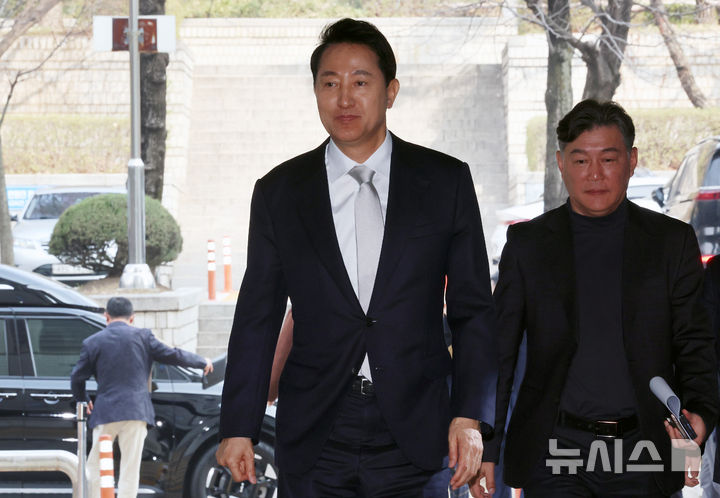 [서울=뉴시스] 조성우 기자 = 오세훈 서울시장이 3일 오전 서울 서초구 서울중앙지방법원에서 열린 여론조사비 대납 의혹 관련 5차 공판에 출석하고 있다. 2026.04.03. xconfind@newsis.com