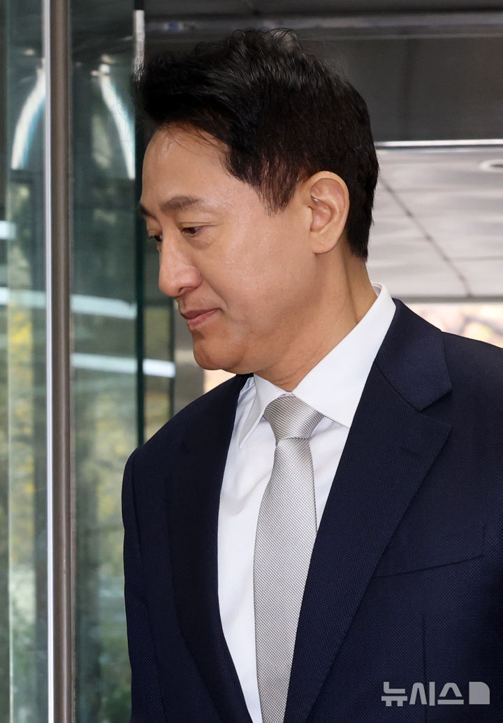 [서울=뉴시스] 조성우 기자 = 오세훈 서울시장이 3일 오전 서울 서초구 서울중앙지방법원에서 열린 여론조사비 대납 의혹 관련 5차 공판에 출석하고 있다. 2026.04.03. xconfind@newsis.com