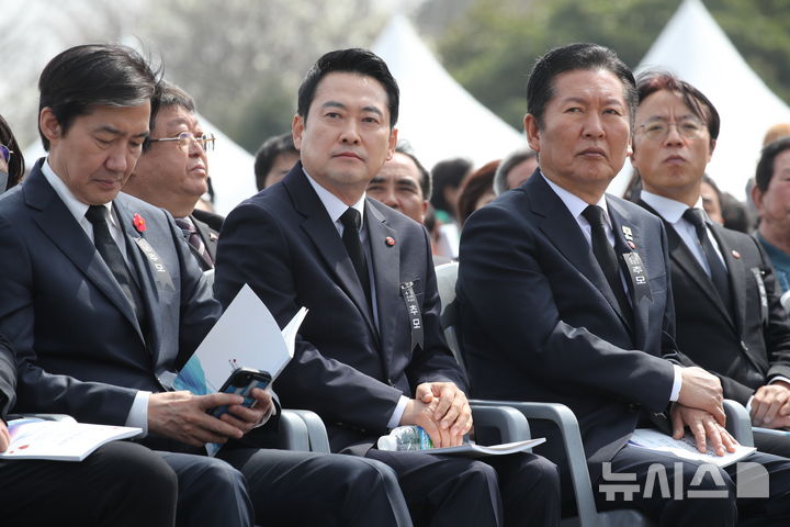 [제주=뉴시스] 우장호 기자 = 정청래 더불어민주당 대표와 장동혁 국민의힘 대표, 조국 조국혁신당 대표가 3일 오전 제주시 봉개동 제주4·3평화공원에서 열린 제78주년 제주 4·3 희생자 추념식장에서 유족 사연을 듣고 있다. 2026.04.03. woo1223@newsis.com