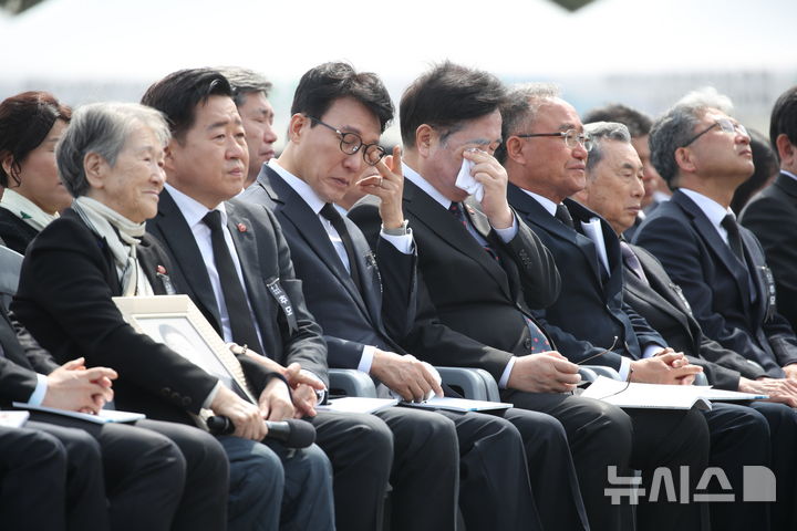 [제주=뉴시스] 우장호 기자 = 김민석 국무총리가 3일 오전 제주시 봉개동 제주4·3평화공원에서 열린 제78주년 제주 4·3 희생자 추념식장에서 유족 사연을 듣던 중 눈물을 흘리고 있다. 2026.04.03. woo1223@newsis.com