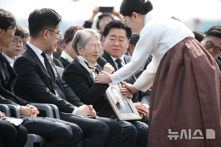 [제주=뉴시스] 우장호 기자 = 고계순 제주4·3 희생 유족이 3일 오전 제주시 봉개동 제주4·3평화공원에서 열린 제78주년 제주 4·3 희생자 추념식장에서 오열하고 있다. 2026.04.03. woo1223@newsis.com
