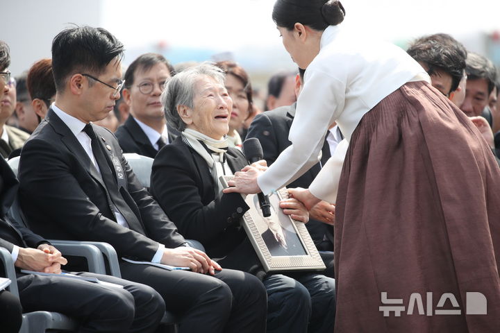 오열하는 고계순 제주4·3 희생 유족