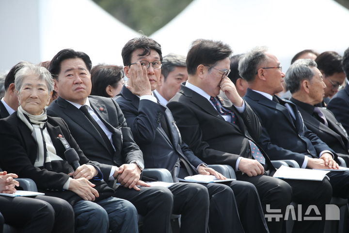 눈물 흘리는 김민석 국무총리