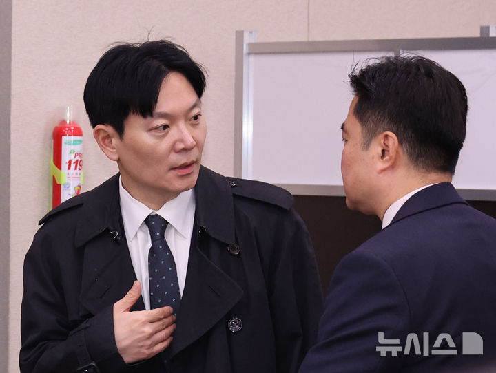 [서울=뉴시스] 김금보 기자 = 박상용 인천지검 부부장검사가 3일 오전 서울 여의도 국회에서 열린 윤석열 정권 정치검찰 조작기소 의혹사건 진상규명 국정조사 특별위원회 전체회의에서 증인 출석 시간 안내를 받고 있다. 2026.04.03. kgb@newsis.com