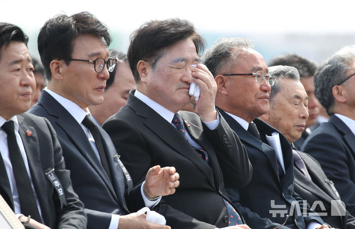 [제주=뉴시스] 우장호 기자 = 우원식 국회의장이 3일 오전 제주시 봉개동 제주4·3평화공원에서 열린 제78주년 제주 4·3 희생자 추념식에서 유족 사연을 듣던 중 눈물을 흘리고 있다. 2026.04.03. woo1223@newsis.com