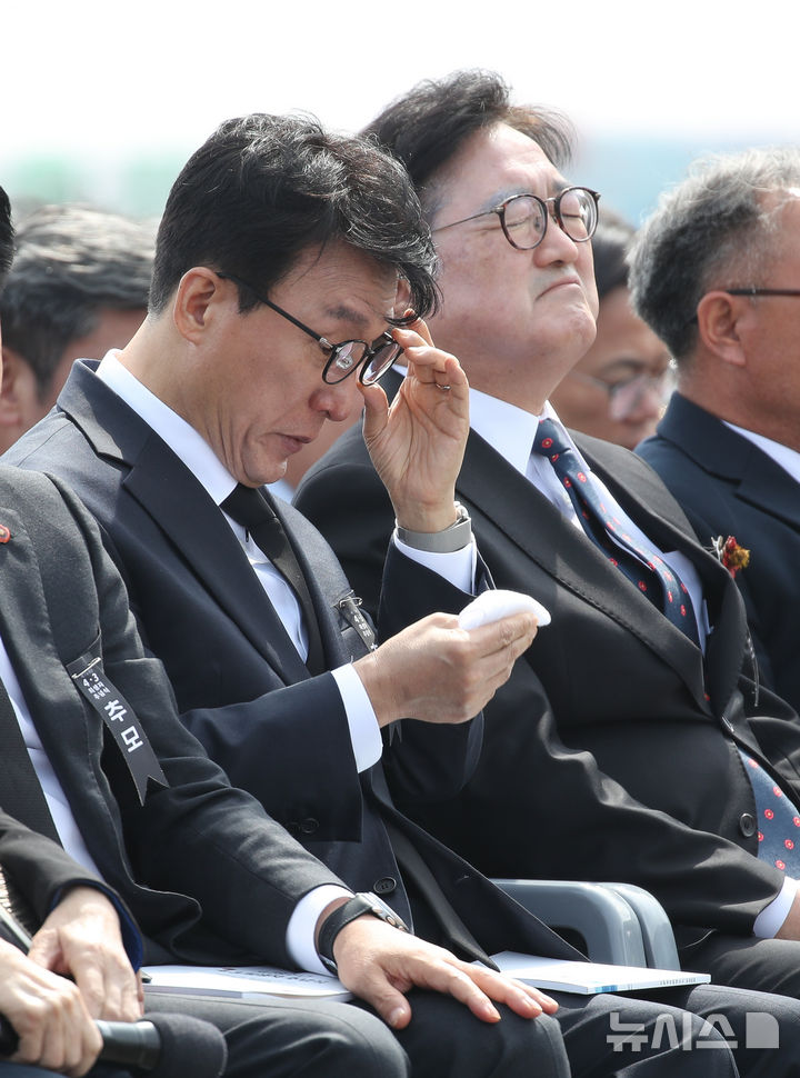 [제주=뉴시스] 우장호 기자 = 김민석 국무총리가 3일 오전 제주시 봉개동 제주4·3평화공원에서 열린 제78주년 제주 4·3 희생자 추념식에서 유족 사연을 듣던 중 눈물을 흘리고 있다. 2026.04.03. woo1223@newsis.com