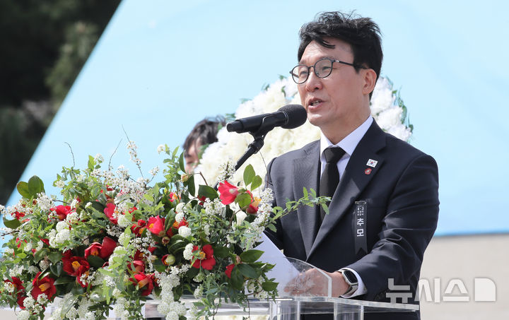 [제주=뉴시스] 우장호 기자 = 김민석 국무총리가 3일 오전 제주시 봉개동 제주4·3평화공원에서 열린 제78주년 제주 4·3 희생자 추념식에서 추념사를 하고 있다. 2026.04.03. woo1223@newsis.com