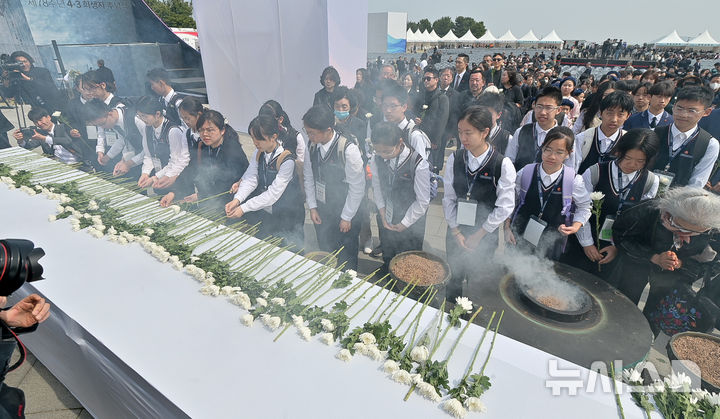 [제주=뉴시스] 우장호 기자 = 중국 난징 학생들이 3일 오전 제주시 봉개동 제주4·3평화공원에서 열린 제78주년 제주 4·3 희생자 추념식장에서 희생영령들을 위해 헌화하고 있다. 2026.04.03. woo1223@newsis.com