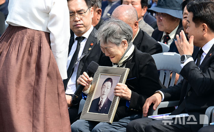 [제주=뉴시스] 우장호 기자 = 고계순 제주 4·3 희생 유족이 3일 오전 제주시 봉개동 제주4·3평화공원에서 열린 제78주년 제주 4·3 희생자 추념식에서 아버지의 정을 손에 들고 눈물을 흘리고 있다. 2026.04.03. woo1223@newsis.com