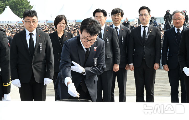 [제주=뉴시스] 우장호 기자 = 김민석 국무총리가 3일 오전 제주시 봉개동 제주4·3평화공원에서 열린 제78주년 제주 4·3 희생자 추념식장에서 희생영령을 위해 분향하고 있다. 2026.04.03. woo1223@newsis.com