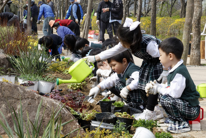 [서울=뉴시스] 김혜진 기자 = 식목일을 이틀 앞둔 지난 3일 서울 강남구 양재천 개포동근린공원에서 열린 '우리 동네 초록기부 챌린지 - 참여의 정원 숲 조성 행사'에서 인근 유치원 어린이들이 나무를 심고 있다.2026.04.03. jini@newsis.com