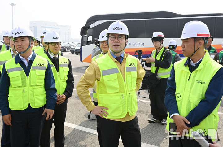 기아 평택항 전용부두 둘러보는 여한구 본부장