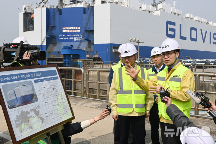 자동차 수출입물류 현장 점검하는 여한구 본부장