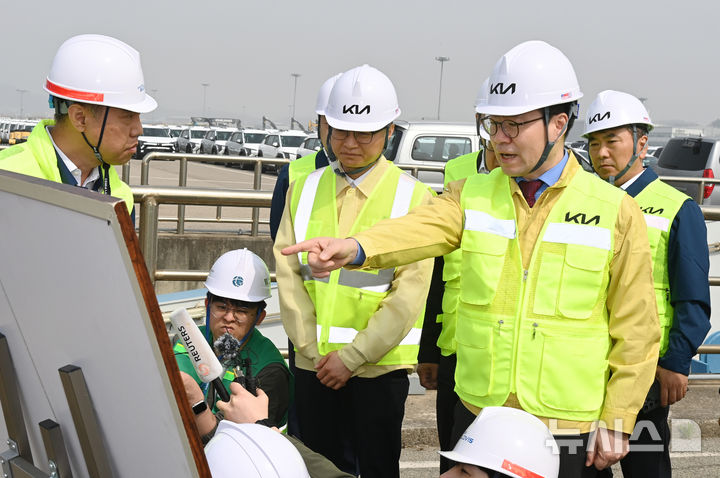자동차 수출입물류 현장 점검하는 여한구 본부장