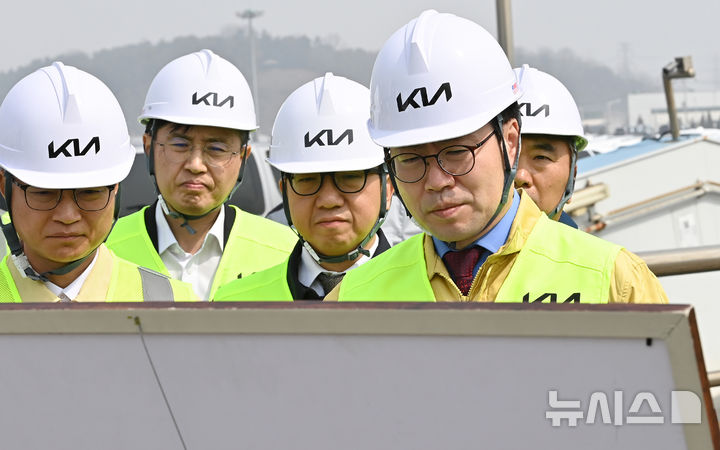 자동차 수출입물류 현장 점검하는 여한구 본부장