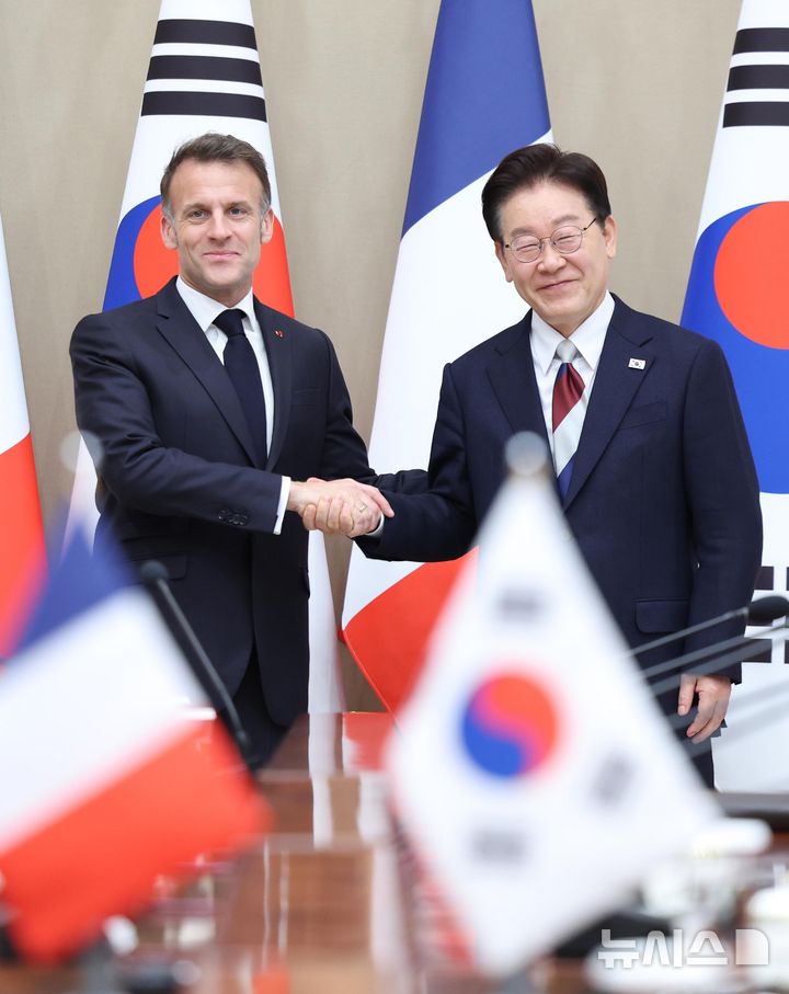 [서울=뉴시스] 고범준 기자 = 이재명 대통령과 에마뉘엘 마크롱 프랑스 대통령이 3일 청와대에서 열린 한-프랑스 정상회담에서 기념촬영을 하고 있다. 2026.04.03. bjko@newsis.com