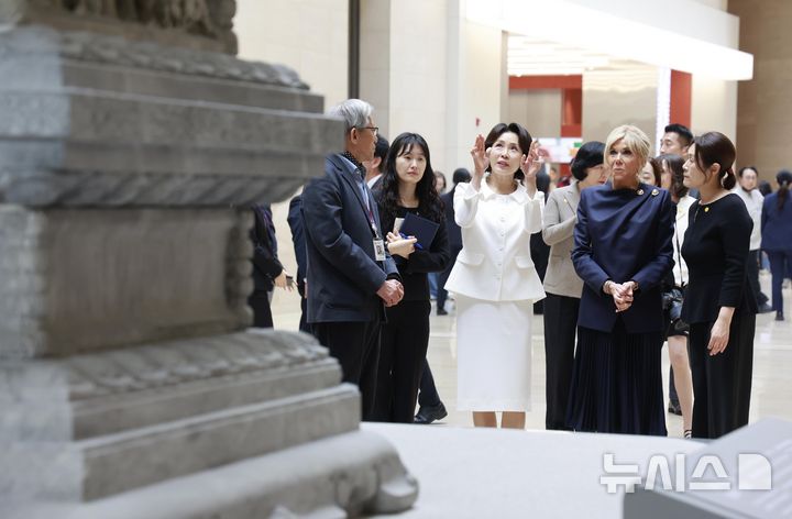 [서울=뉴시스] 최동준 기자 = 김혜경 여사와 에마뉘엘 마크롱 프랑스 대통령 부인 브리지트 마크롱 여사가 3일 친교 일정으로 서울 용산구 국립중앙박물관을 방문해 경천사 십층석탑을 관람하고 있다. 2026.04.03. photocdj@newsis.com