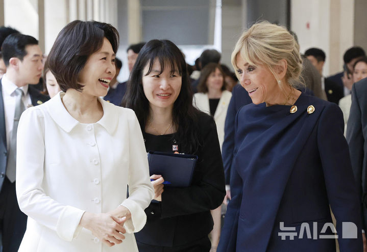 [서울=뉴시스] 최동준 기자 = 김혜경 여사와 에마뉘엘 마크롱 프랑스 대통령 부인 브리지트 마크롱 여사가 3일 친교 일정으로 서울 용산구 국립중앙박물관을 방문해 이동하며 대화하고 있다. 2026.04.03. photocdj@newsis.com