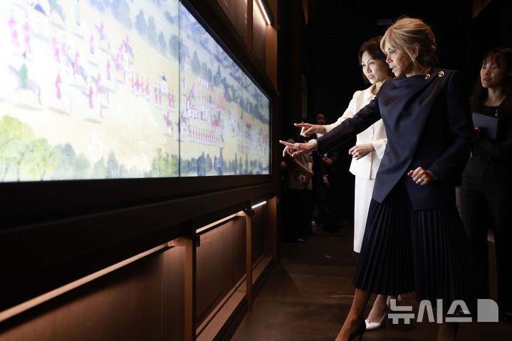 [서울=뉴시스] 최동준 기자 = 김혜경 여사와 에마뉘엘 마크롱 프랑스 대통령 부인 브리지트 마크롱 여사가 3일 친교 일정으로 서울 용산구 국립중앙박물관을 방문해 외규장각 의궤실 관람을 하고 있다. 2026.04.03. photocdj@newsis.com