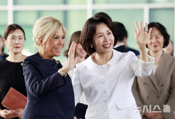 [서울=뉴시스] 최동준 기자 = 김혜경 여사와 에마뉘엘 마크롱 프랑스 대통령 부인 브리지트 마크롱 여사가 3일 친교 일정으로 서울 용산구 국립중앙박물관을 방문해 관람객에게 인사하고 있다. 2026.04.03. photocdj@newsis.com