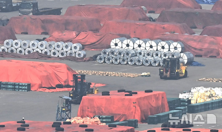 평택항 야적장에 쌓여있는 철강제품들