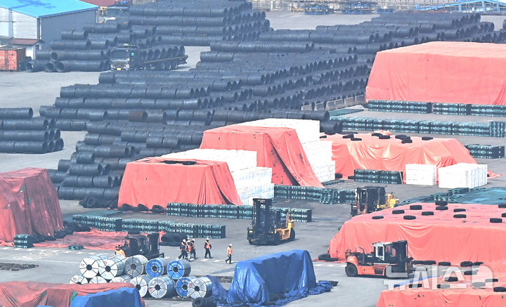 평택항 야적장에 쌓여있는 철강제품들