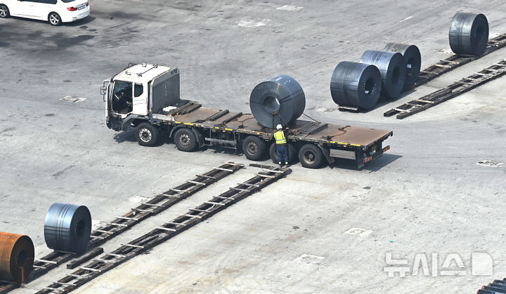 평택항 야적장에 쌓여있는 철강제품들
