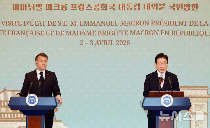[서울=뉴시스] 고범준 기자 = 이재명 대통령과 에마뉘엘 마크롱 프랑스 대통령이 3일 청와대에서 한-프랑스 공동언론발표를 하고 있다. 2026.04.03. bjko@newsis.com