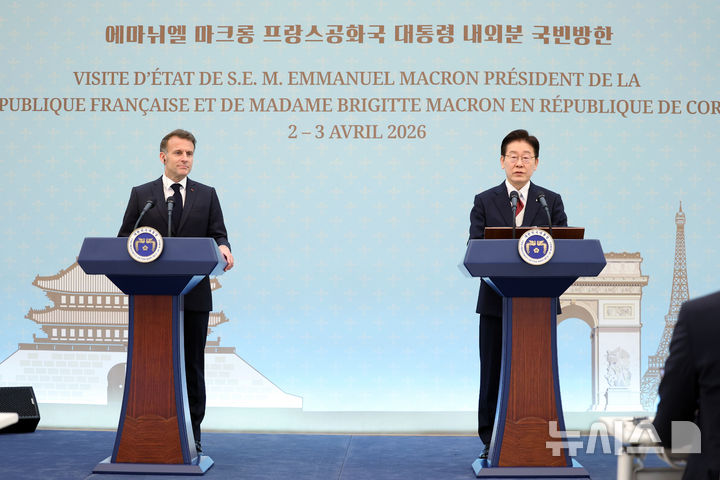 [서울=뉴시스] 고범준 기자 = 이재명 대통령과 에마뉘엘 마크롱 프랑스 대통령이 3일 청와대에서 한-프랑스 공동언론발표를 하고 있다. 2026.04.03. bjko@newsis.com